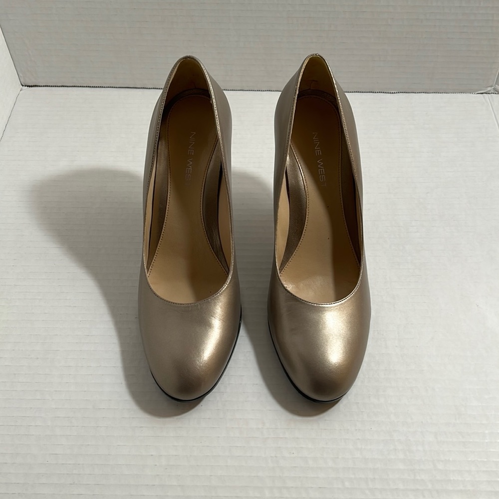 Like New Nine West vintage style Soft Gold 3 1/2 heel. Size: 7